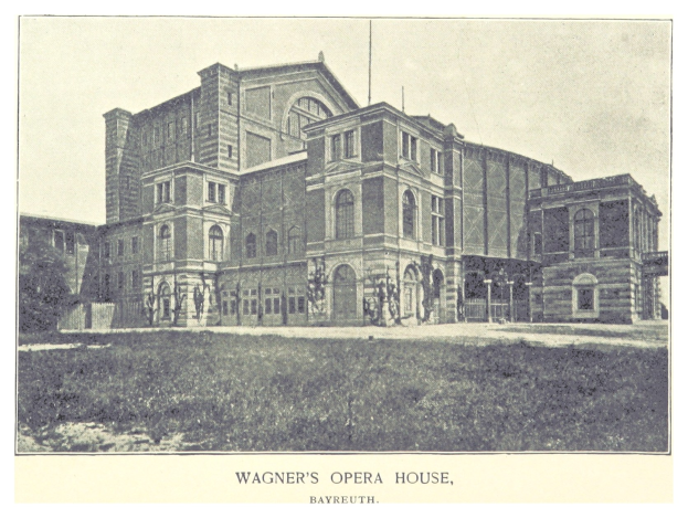 Schwarzes und weißes Foto von Wagners Opernhaus in Bayreuth mit Menschen davor, umgeben von Bäumen und einem klaren Himmel, mit Text unten.