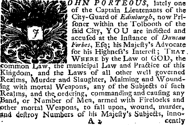 Ein Schwarz-Weiß-Bild eines Mannes im Anzug und Krawatte mit dem Text: "John Porteous, kürzlich einer der Captain Lieutenant der Stadtwache von Edinburgh, jetzt Pri-Foner innerhalb des Tolbooth der Foner City, Sie sind angeklagt und beschuldigt bei der Infance von Duncan Forbes."