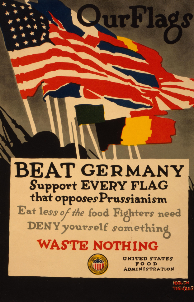Ein Plakat mit einer roten, weißen und blauen Flagge mit einem weißen Stern, begleitet von schwarzer, fetter Schrift, die "Unsere Flaggen schlagen Deutschland - Unterstützt jede Flagge, die sich gegen Preußentum stellt" lautet, umgeben von einem weißen Rand.