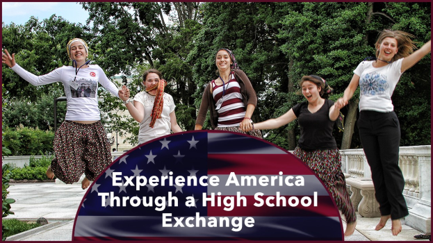 Gruppe von Frauen, die draußen lachend springen, umgeben von Grün unter einem klaren blauen Himmel, mit Text unten: "Erlebe Amerika durch einen High-School-Austausch".