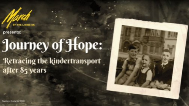 Plakat mit dem Titel "Reise der Hoffnung: Rückblick auf den Kindertransport nach 85 Jahren" mit einem Gruppenfoto auf der rechten Seite und Text auf der linken Seite, vor einem hellblauen Himmel mit weißen Wolken.
