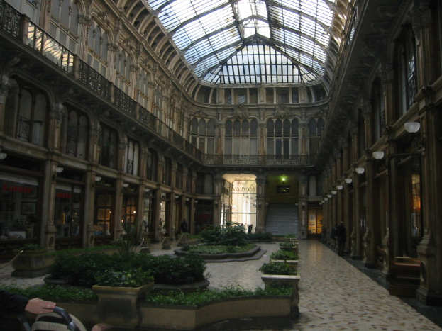 Ein Gebäude mit elektrischem Licht, Pfählen, Namensschildern und Topfpflanzen.