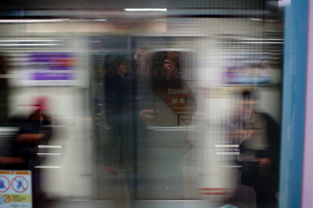 Unscharfe Aufnahme einer Person, die ein Bild von einem fahrenden Zug macht.