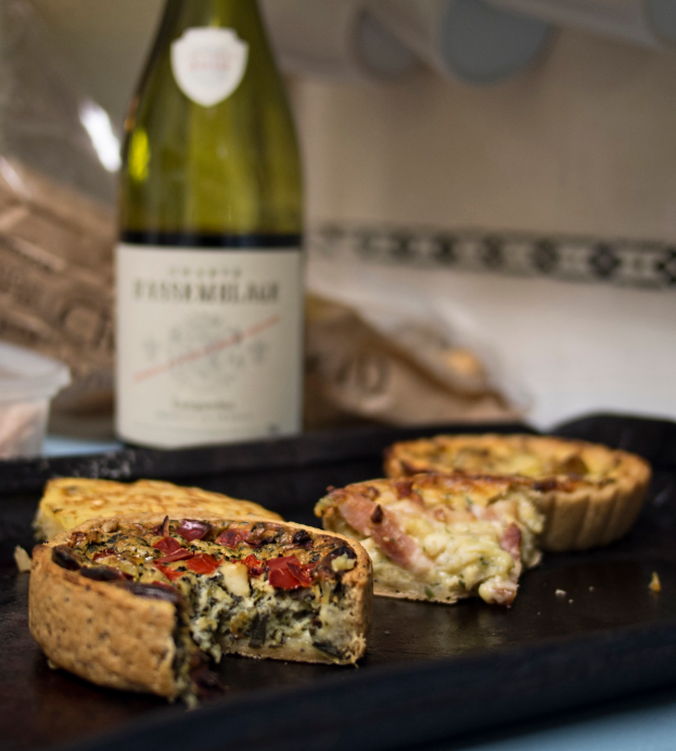 Ein Tablett mit verschiedenen Lebensmitteln und einer Flasche im Hintergrund.